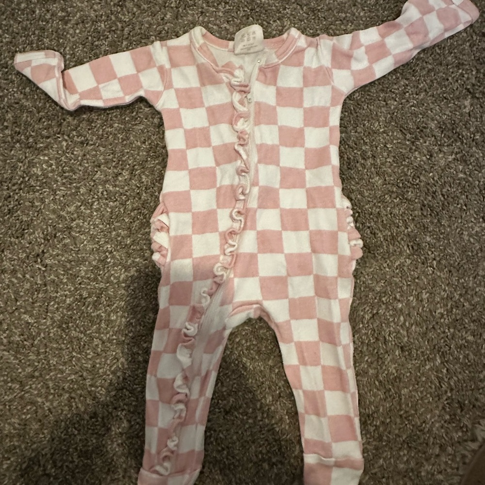 SIIX from spearmint love pink & white Checkered Footie pajamas 0-3 months